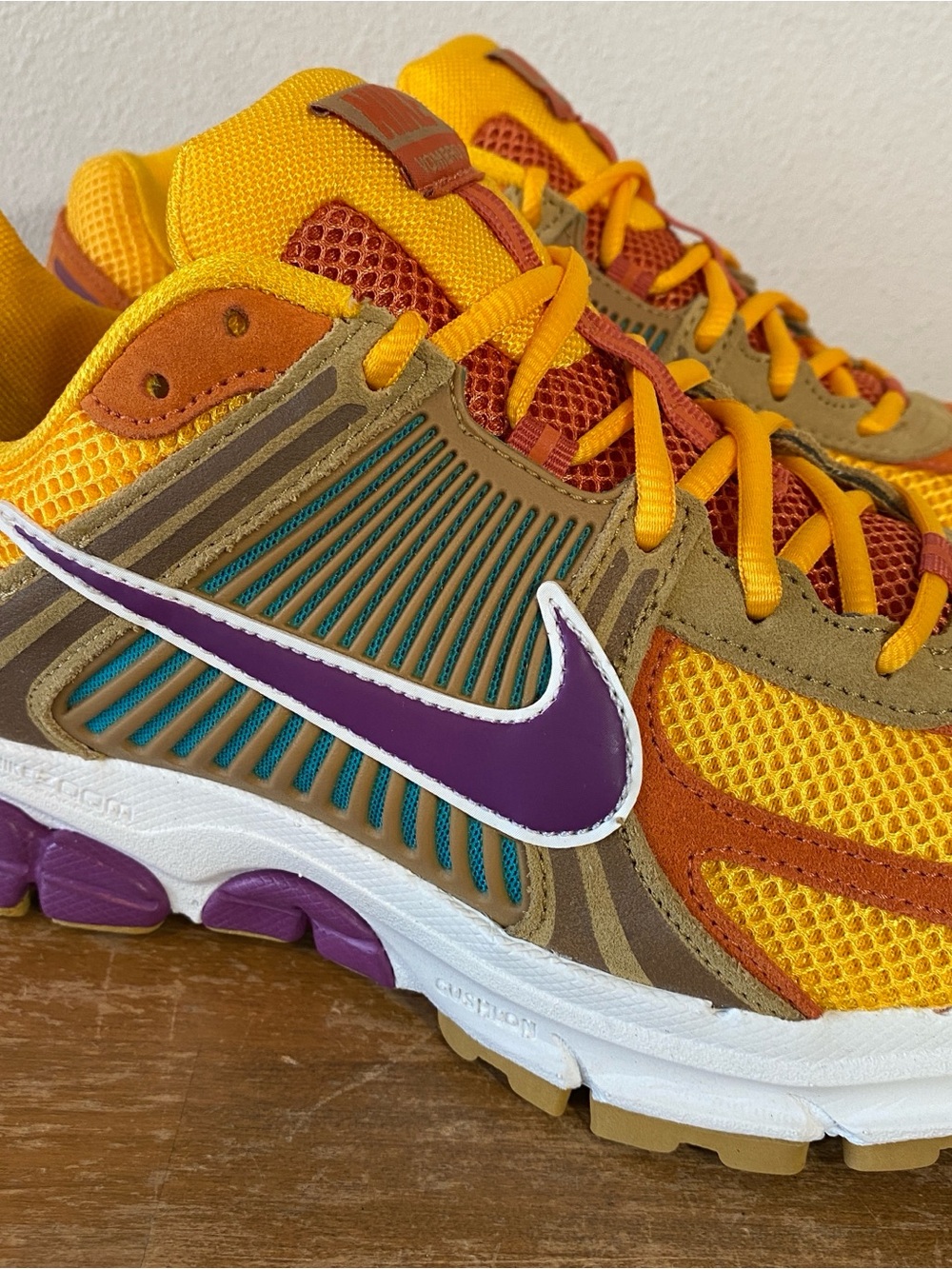 Nike Zoom Vomero 5 University Gold Viotech Shoes HF1553-702 - Size 9.5